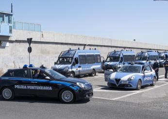 Carcere di Rebibbia, detenuto scavalca la recinzione e sale su una gru