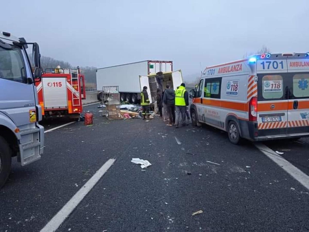 Forlì, incidente in A14 oggi 23 ottobre 2023: camion si ribalta, tr…