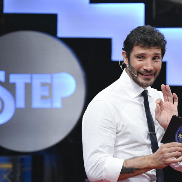 Stefano De Martino pronto a “soffiare” il posto ad Amadeus: “Vuole condurre Affari tuoi”