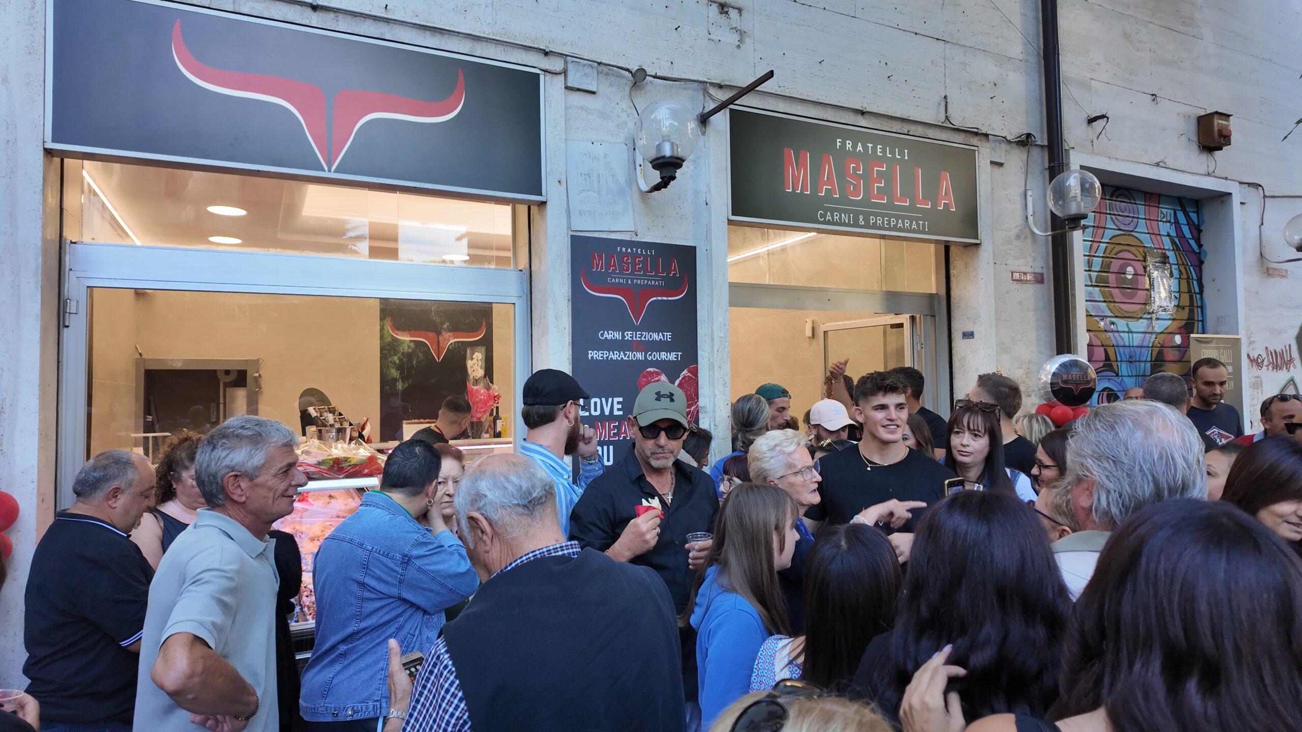 Paolo Masella apre la macelleria, Letizia al suo fianco: “Presto per la convivenza. Beatrice opinionista al GF? Ecco che pensiamo” | Video