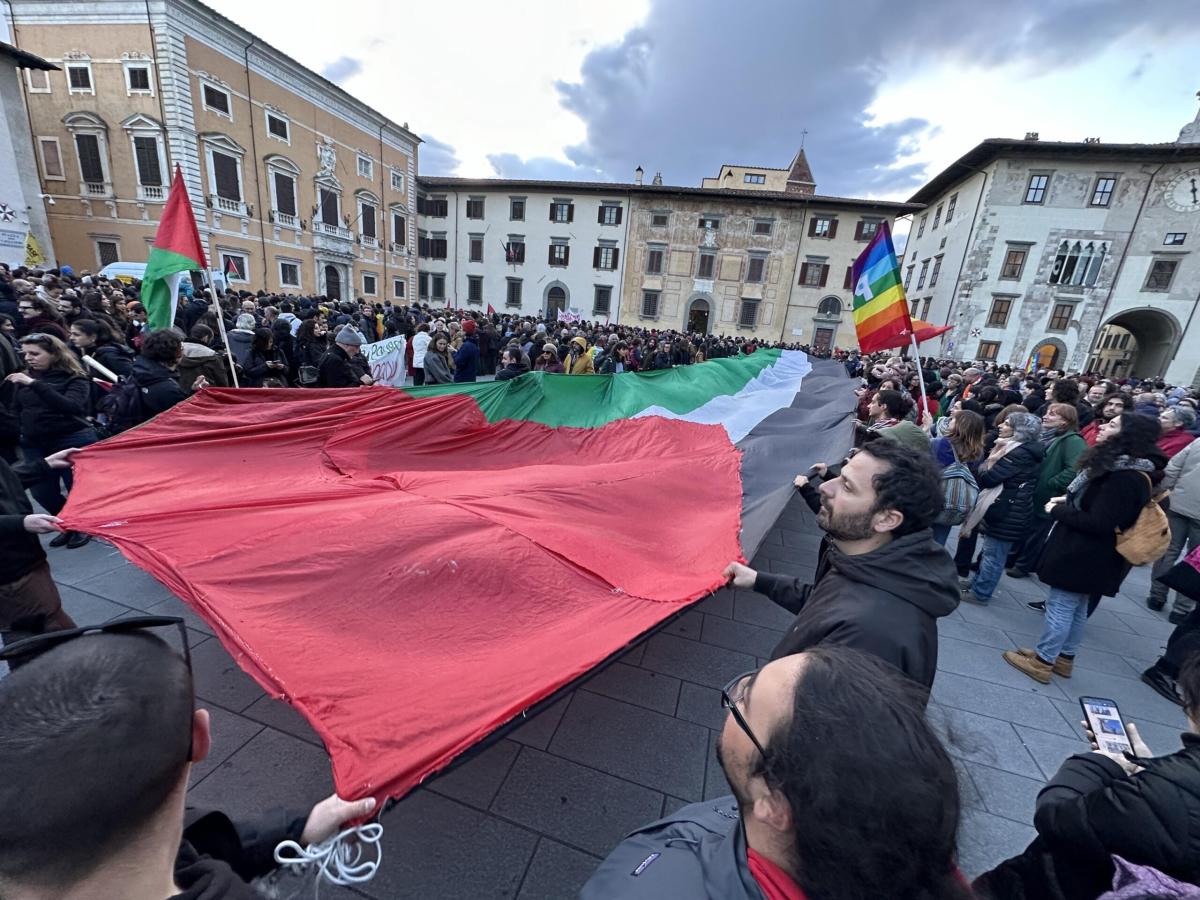 Pisa, Ministra Bernini contestata dai giovani dell’Università e dei centri sociali: sventolano bandiere pro-Palestina