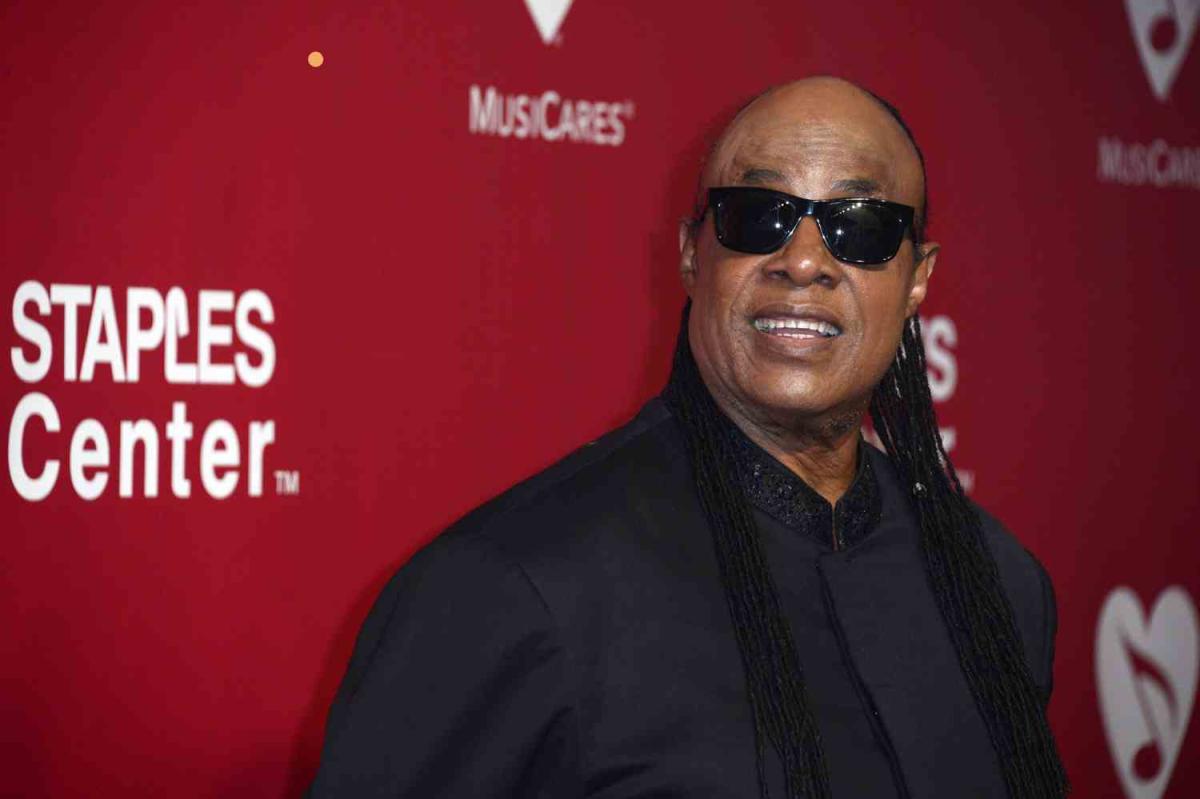 Stevie Wonder contro l’Intelligenza Artificiale insieme a Billie Eilish ed altri colleghi per salvare la musica