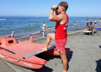 Ostia, il bagnino salva la vita dei ragazzi nelle spiagge libere senza soccorsi: un 13enne stava per morire