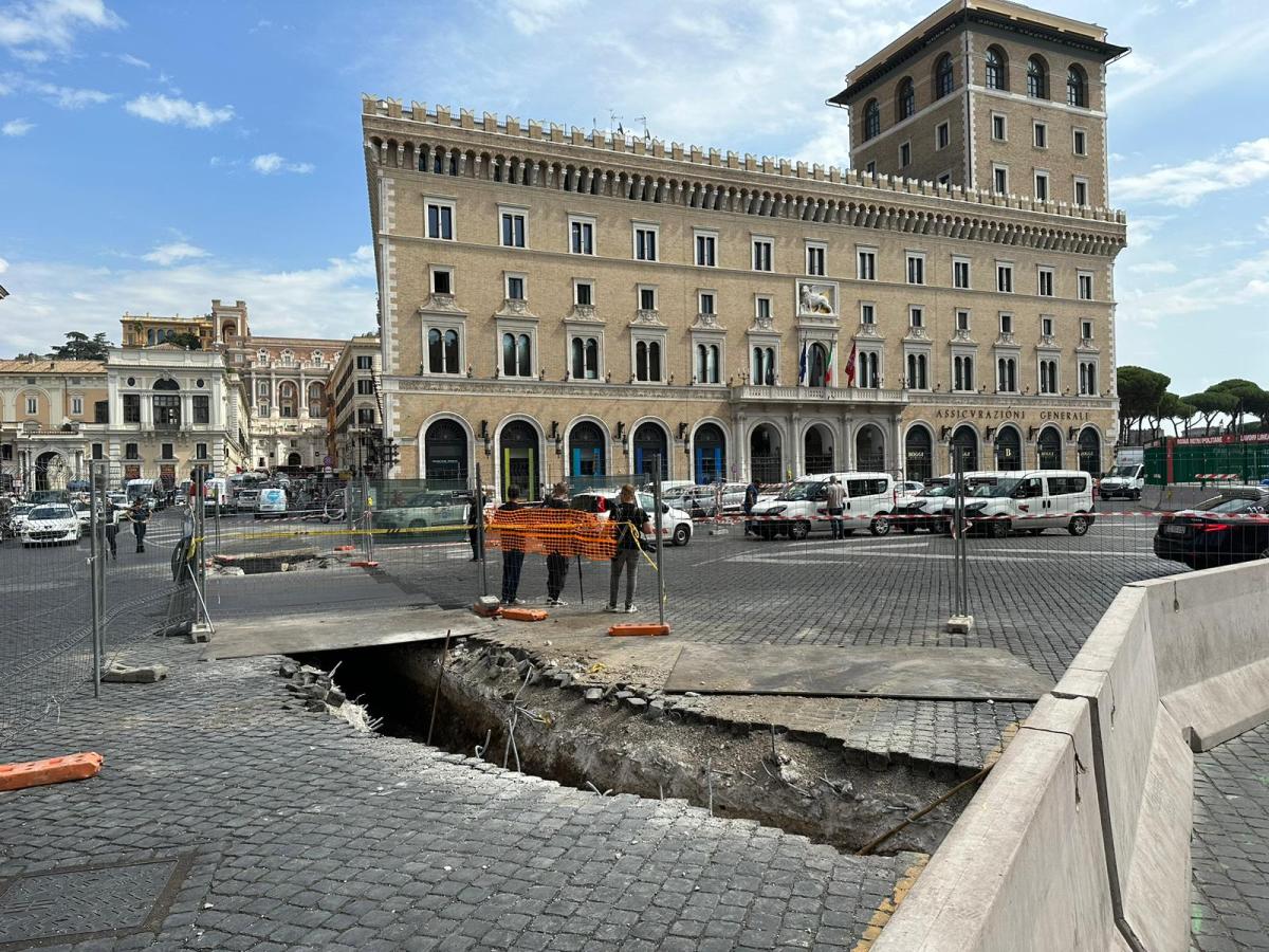 Frana nel cantiere della Metro C in Piazza Venezia, a Roma, traffic…