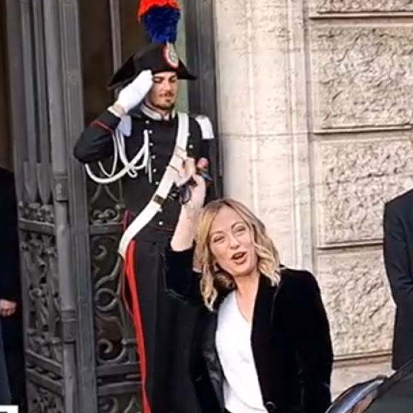 Meloni in Senato, selfie con le studentesse prima delle comunicazioni sul Consiglio UE| VIDEO