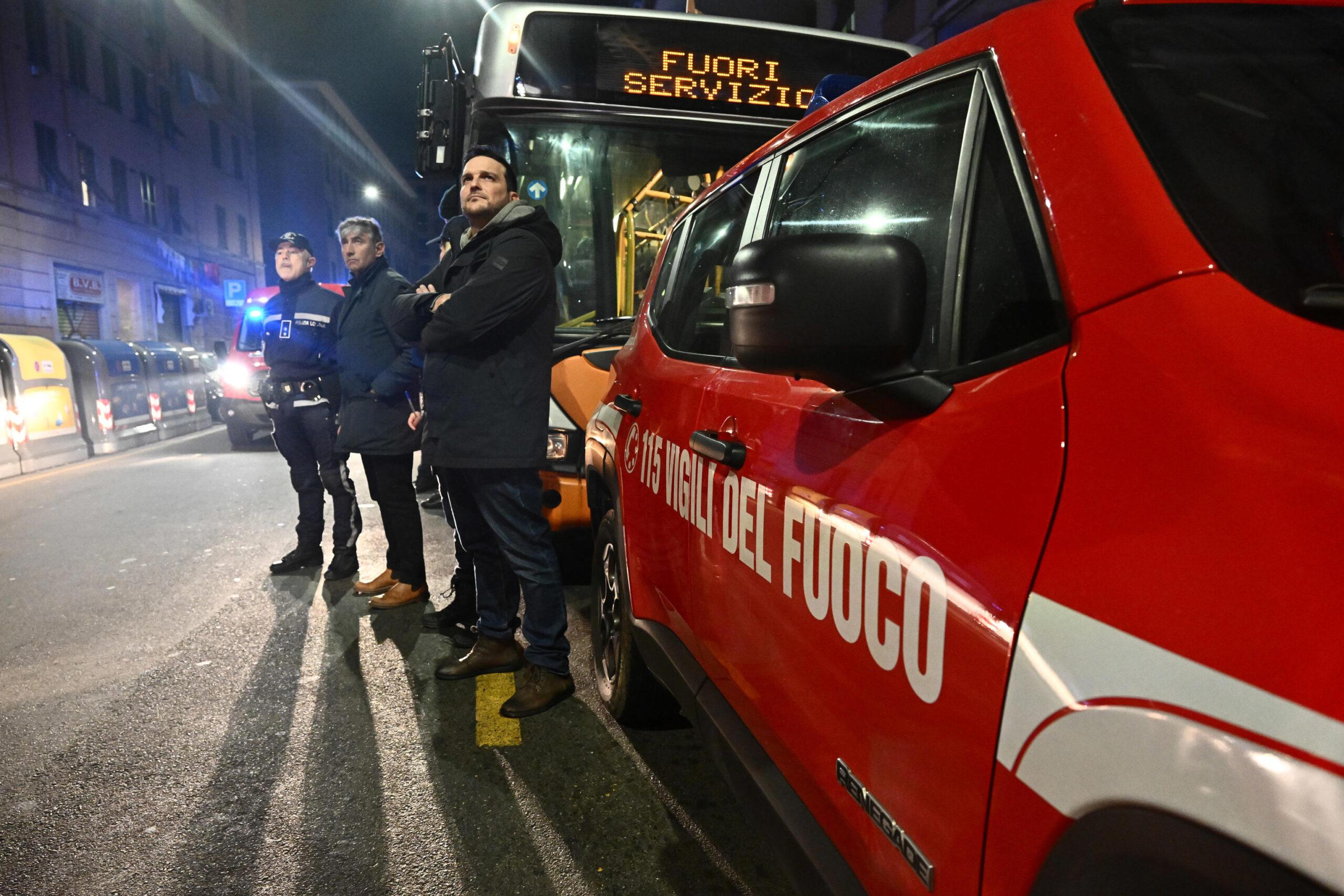 Incendio nel Varese, in fiamme una falegnameria: ipotesi di guasto, nessun ferito