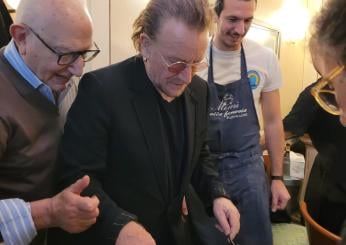 Napoli, Bono Vox al proprietario di un ristorante: “Sono allergico solo alla Juventus”