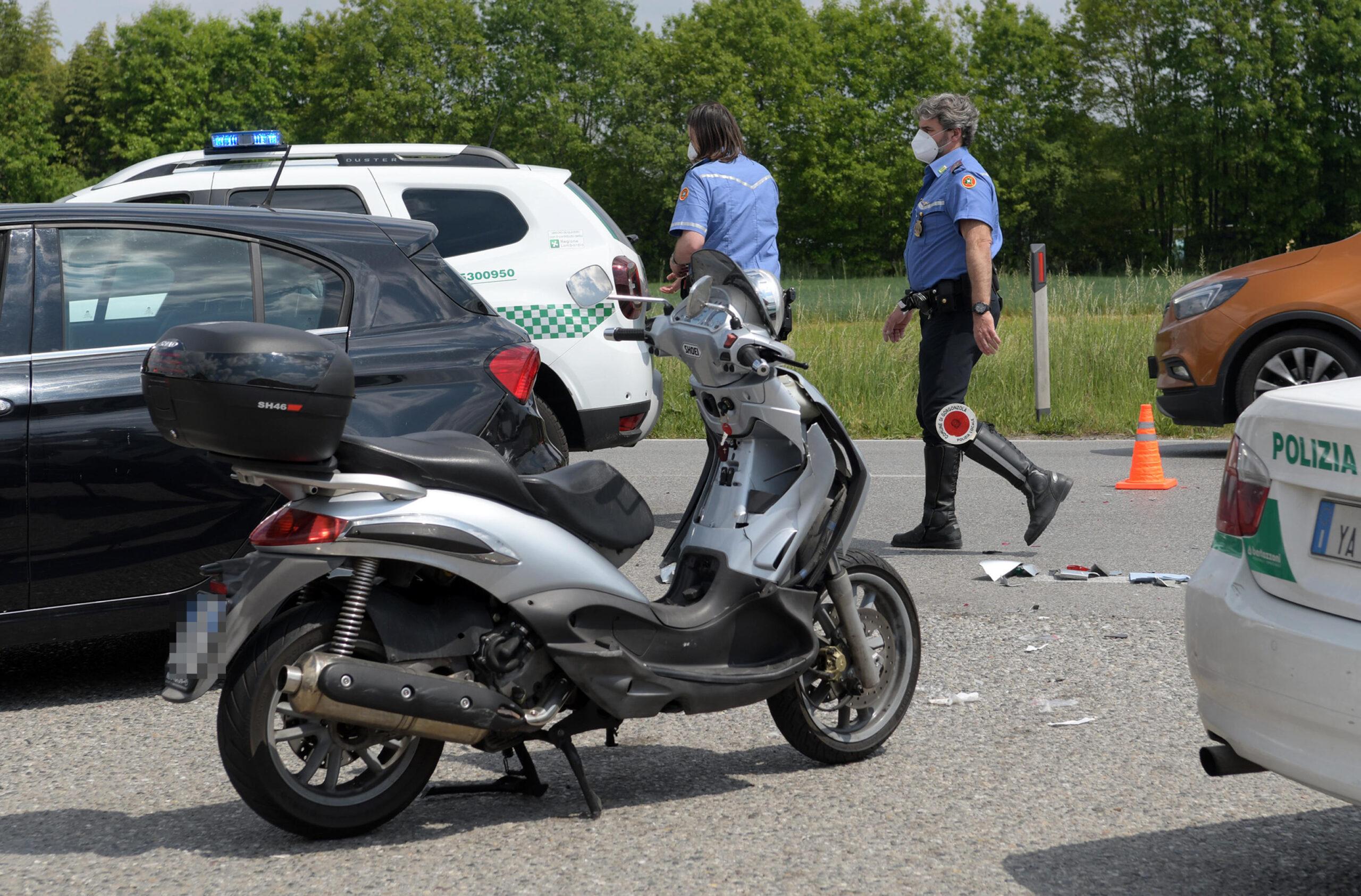 Torino, incidente tra Settimo Torinese e Volpiano: morto un 52enne rimasto intrappolato tra le lamiere dell’auto