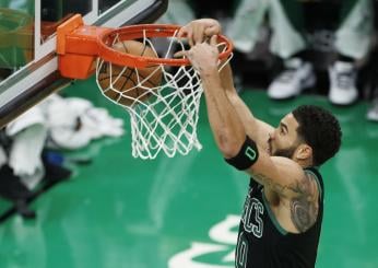 NBA, dopo Tatum anche LeBron si appende al canestro e prende il fallo tecnico: il motivo