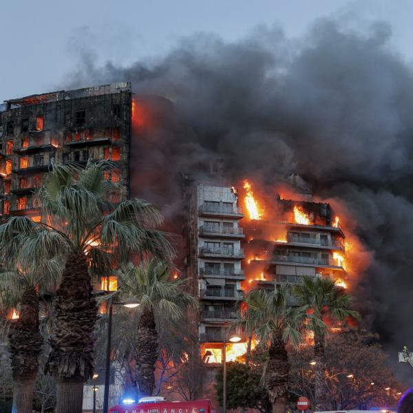 Spagna, incendio in edificio di 14 piani a Valencia: almeno 5 morti. Ricerche in corso per altre 15 persone