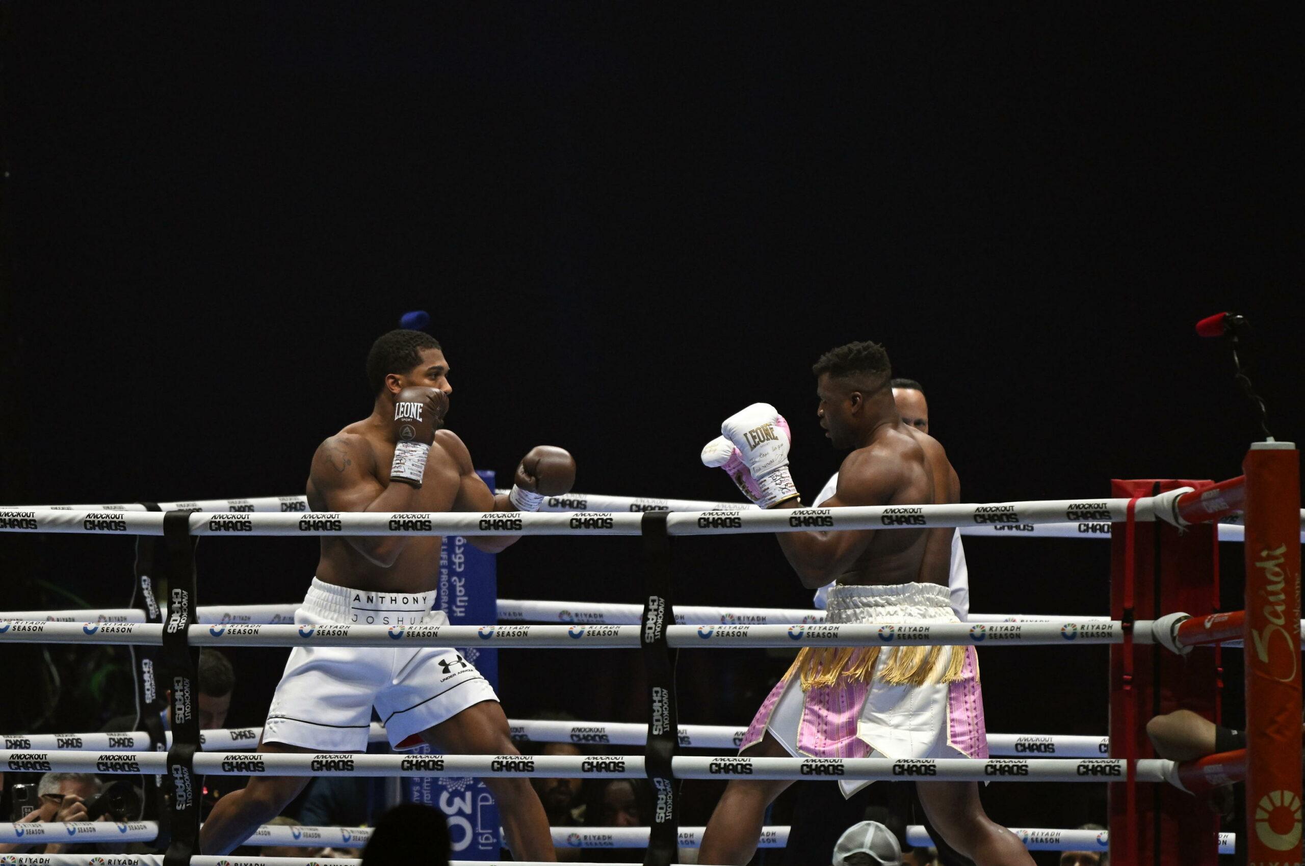 Boxe, chi ha vinto tra Ngannou e Joshua? Il risultato premia l’inglese che infligge un ko | VIDEO