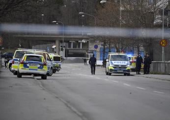 Svezia, omicidio a Stoccolma: gang uccide un uomo davanti a suo figlio 12enne. Il premier Kristersson: “Porre fine alla violenza”