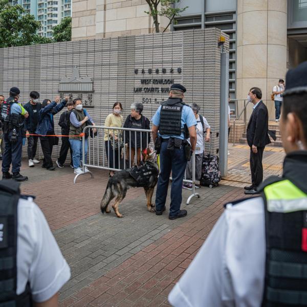 Hong Kong, 14 attivisti pro democrazia giudicati colpevoli di sovversione nel più grande caso di sicurezza nazionale