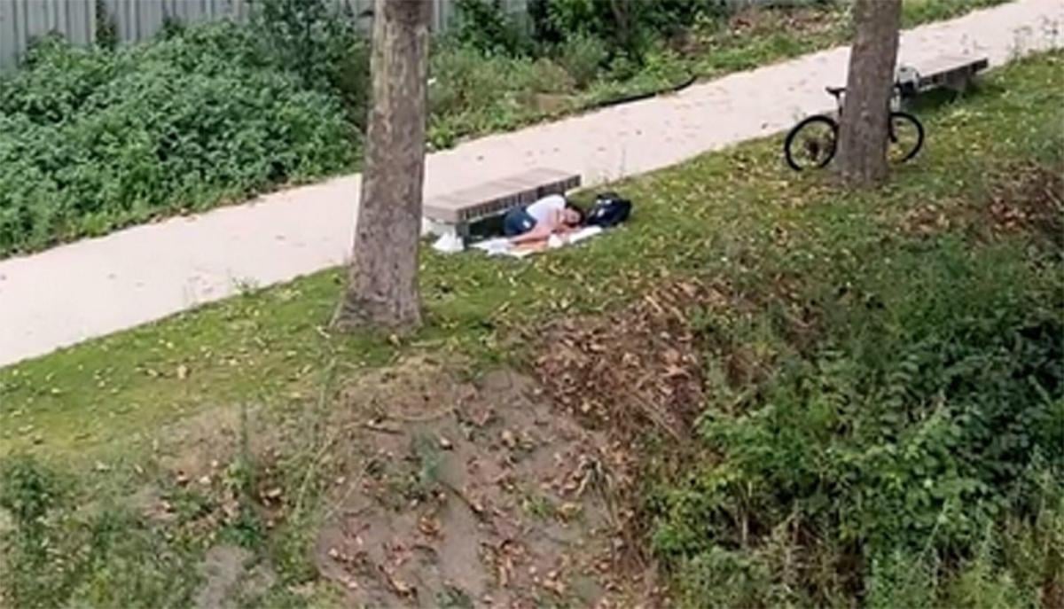 Perché Thomas Ceccon dorme nel parco del villaggio olimpico di Parigi? Virali le immagini del nuotatore italiano