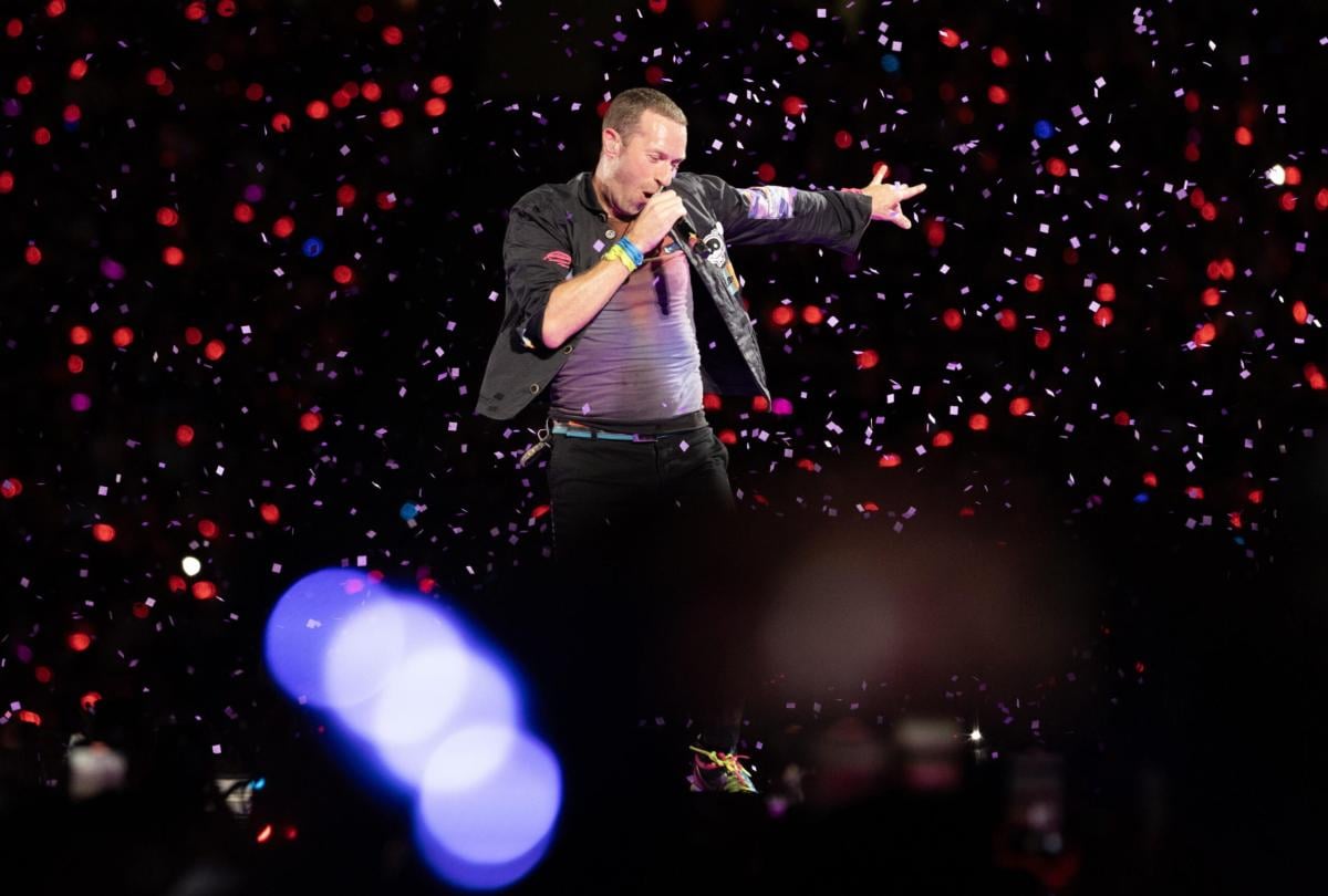 Chris Martin cade in una botola sul palco durante un concerto dei Coldplay in Australia: il video e come sta adesso