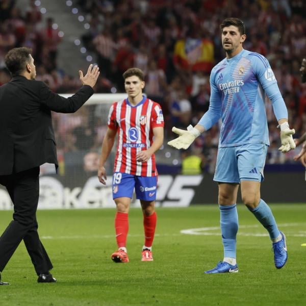 Pugno duro dell’Atletico Madrid verso i tifosi coinvolti nel lancio di oggetti: la presa di posizione