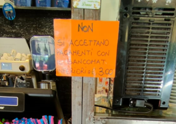 Roma, bar al Flaminio rifiuta pagamenti con il bancomat “sotto i 3 euro”: ma è vietato dalla legge | FOTO