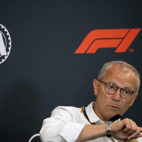 Mercedes, Domenicali: “Vorrei che Hamilton rimanesse in F1 al 100%, anzi, al 1000%”