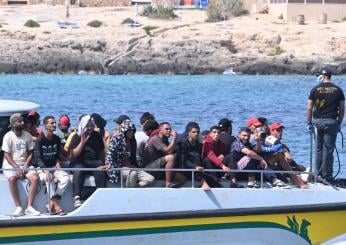 Migranti, oggi altri trasferimenti da Lampedusa. Nella notte nuovi sbarchi: in 1.161 nell’hotspot