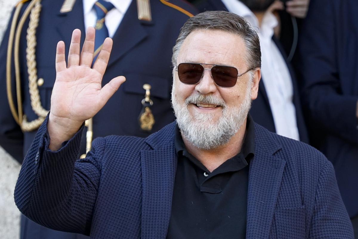 Russell Crowe al Colosseo per la mostra Gladiatori nell’Arena | VIDEO