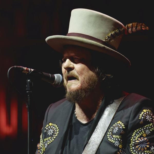 Zucchero salta la fila all’aeroporto? La smentita del cantante