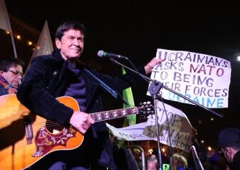 Gianni Morandi: “Ho ospitato un’ucraina, piangeva e ora è tornata lì sotto le bombe”