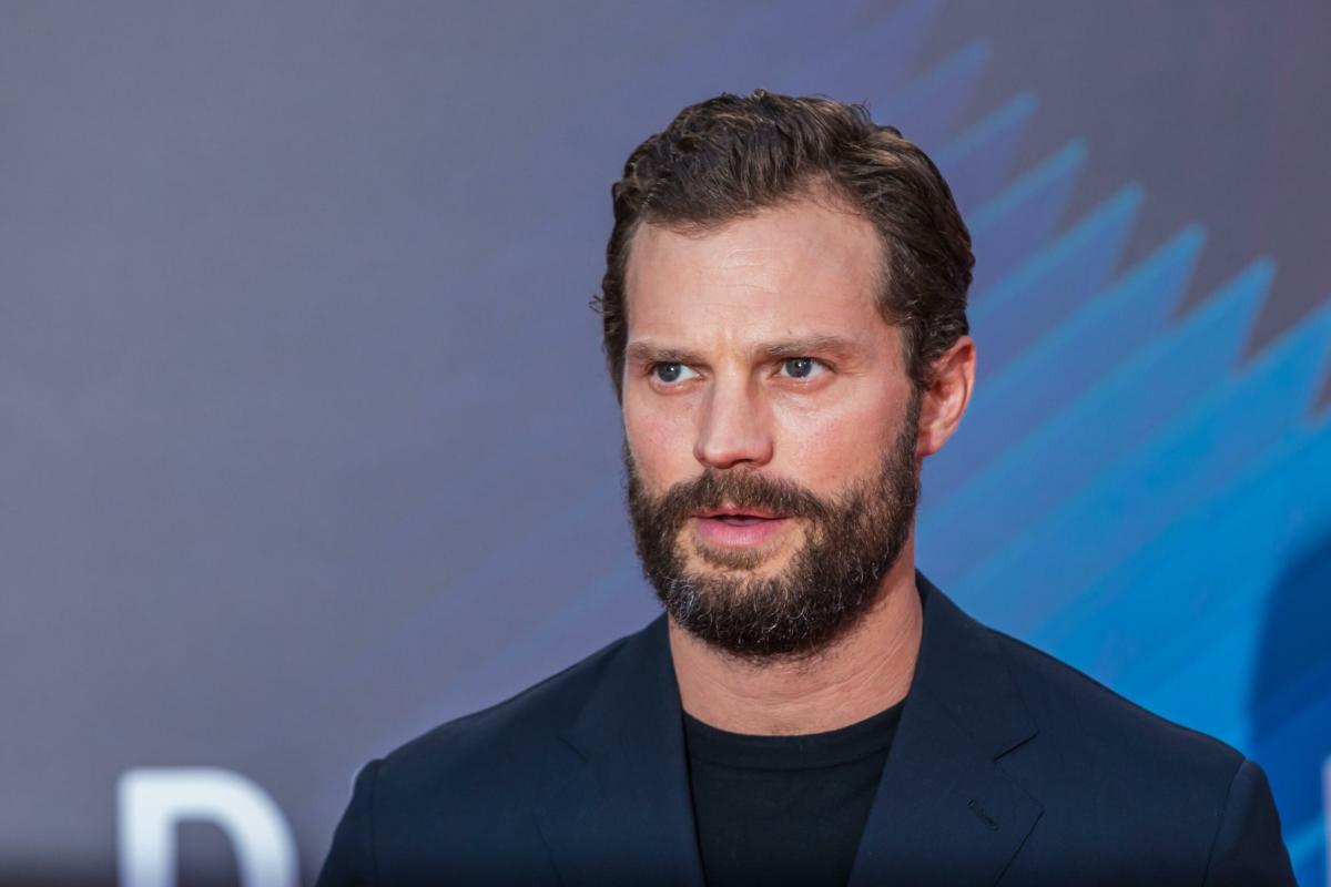 Jamie Dornan di 50 sfumature ricoverato in ospedale, morso da un bruco velenoso: “Sembrava un infarto”. Come sta ora?