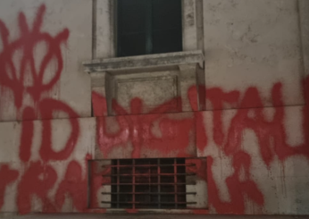 Attacco “No Vax” al Palazzo della Provincia di Pescara: imbrattata di vernice rossa e scritte la sede della Prefettura