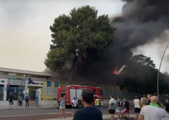 Dramma a Taranto, incendio in una scuola elementare: colonna di fumo visibile a chilometri di distanza e indagini in corso | VIDEO