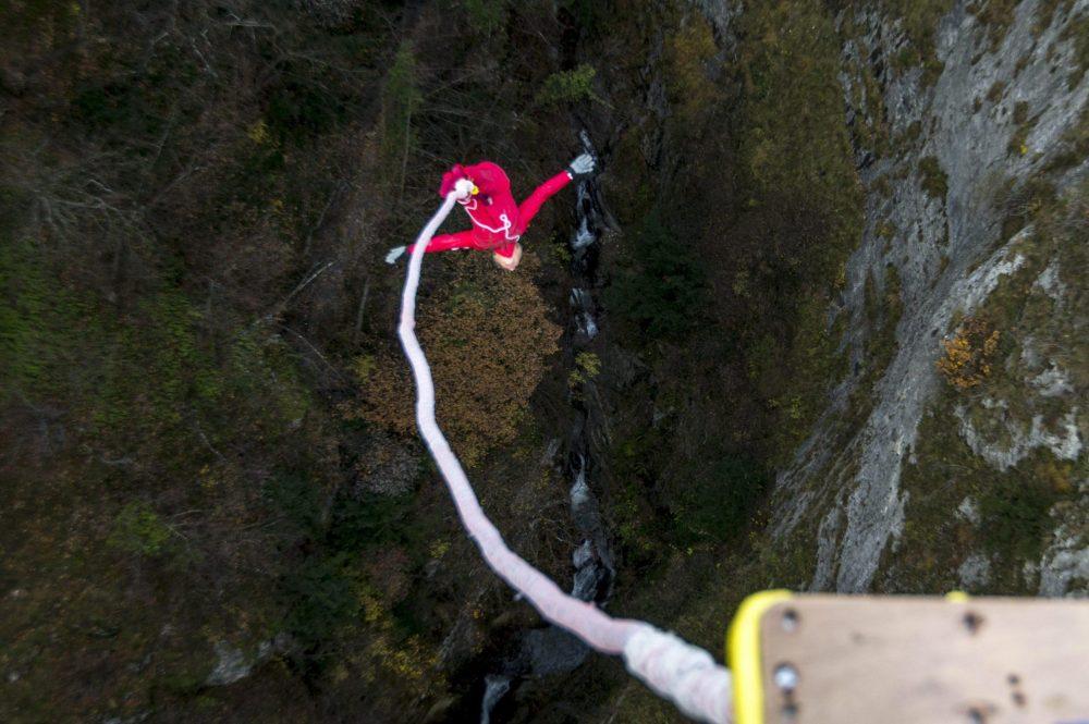 Salta con il bungee jumping ma la corda non è legata bene, muore una donna. Condannato l’istruttore