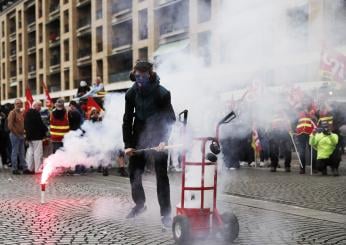 Nuove tensioni in Francia, manifestanti occupano aeroporto e stazione parigini