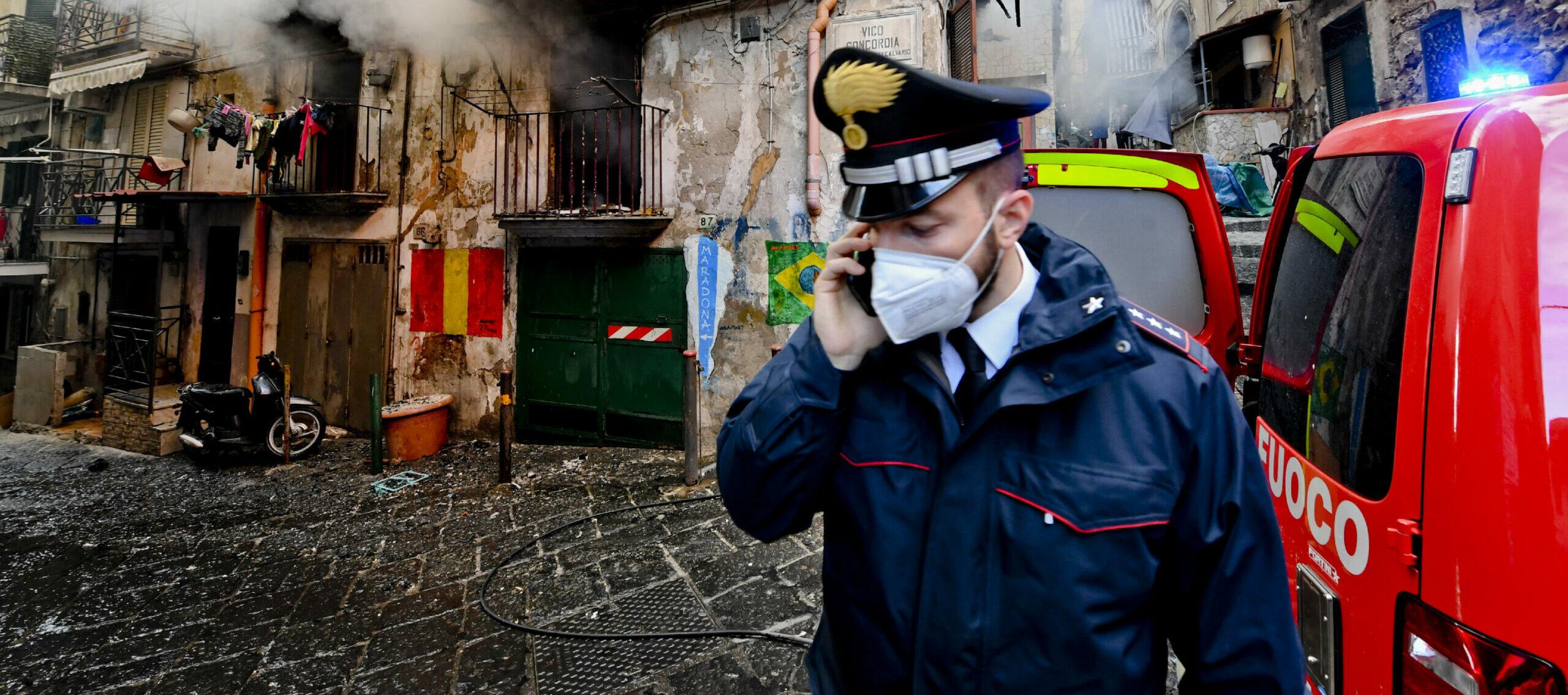 Napoli, incendio all’interno del gazebo di una pizzeria: fermata una persona