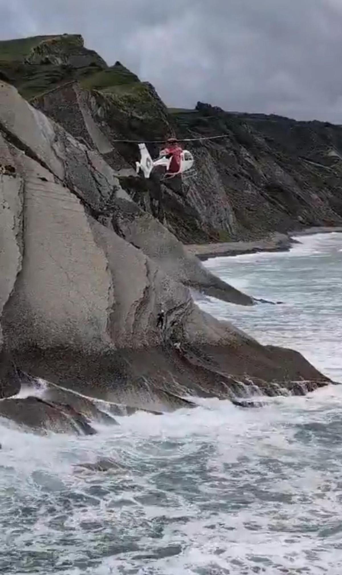 Portogallo, una donna italiana di 28 anni è morta dopo essere stata travolta da un’onda anomala a Madeira