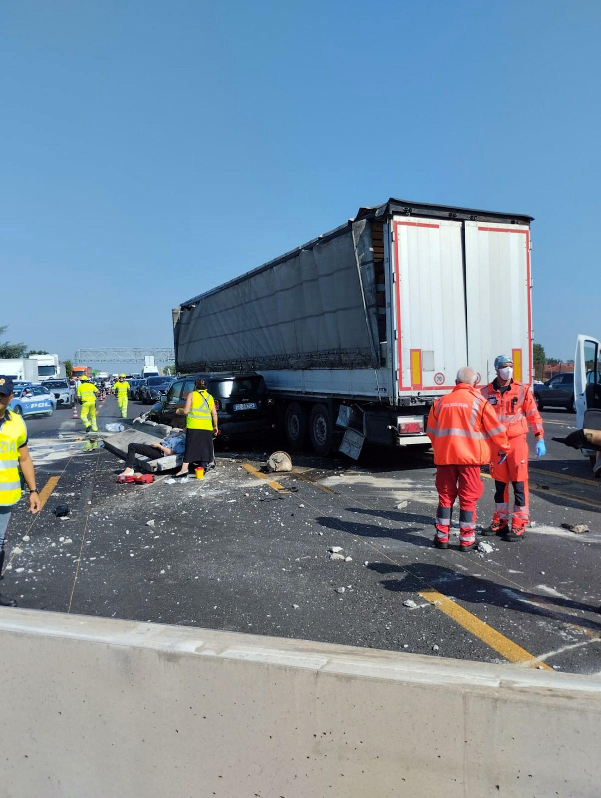 Tir contro pilone a Milano morto il conducente