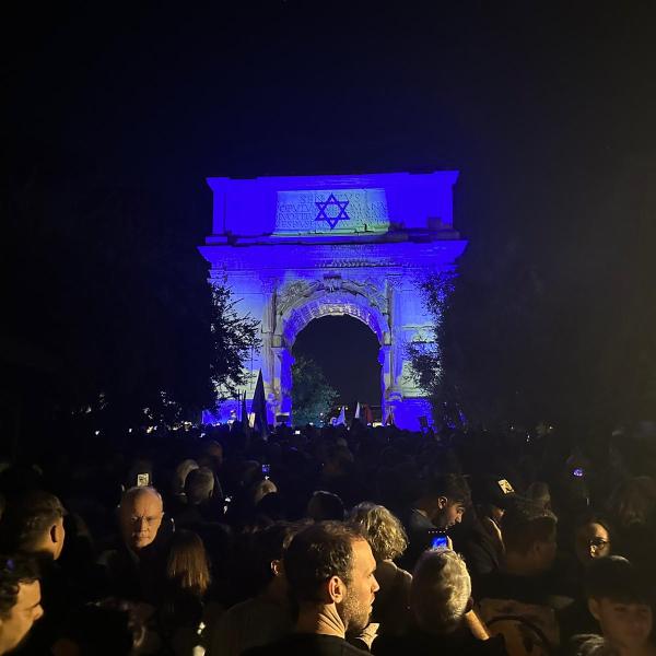 Fiaccolata per Israele all’Arco di Tito a Roma: una grande risposta dei cittadini e della politica italiana |VIDEO