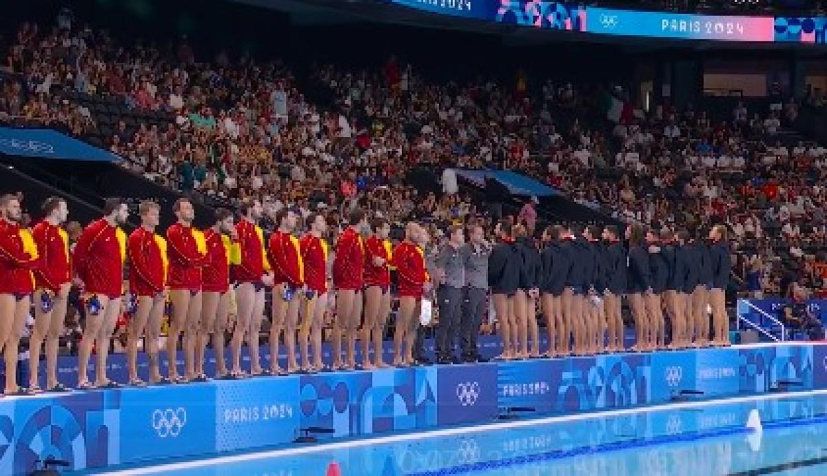 Pallanuoto maschile, perché l’Italia ha giocato in 6 e ha voltato le spalle agli arbitri? | VIDEO