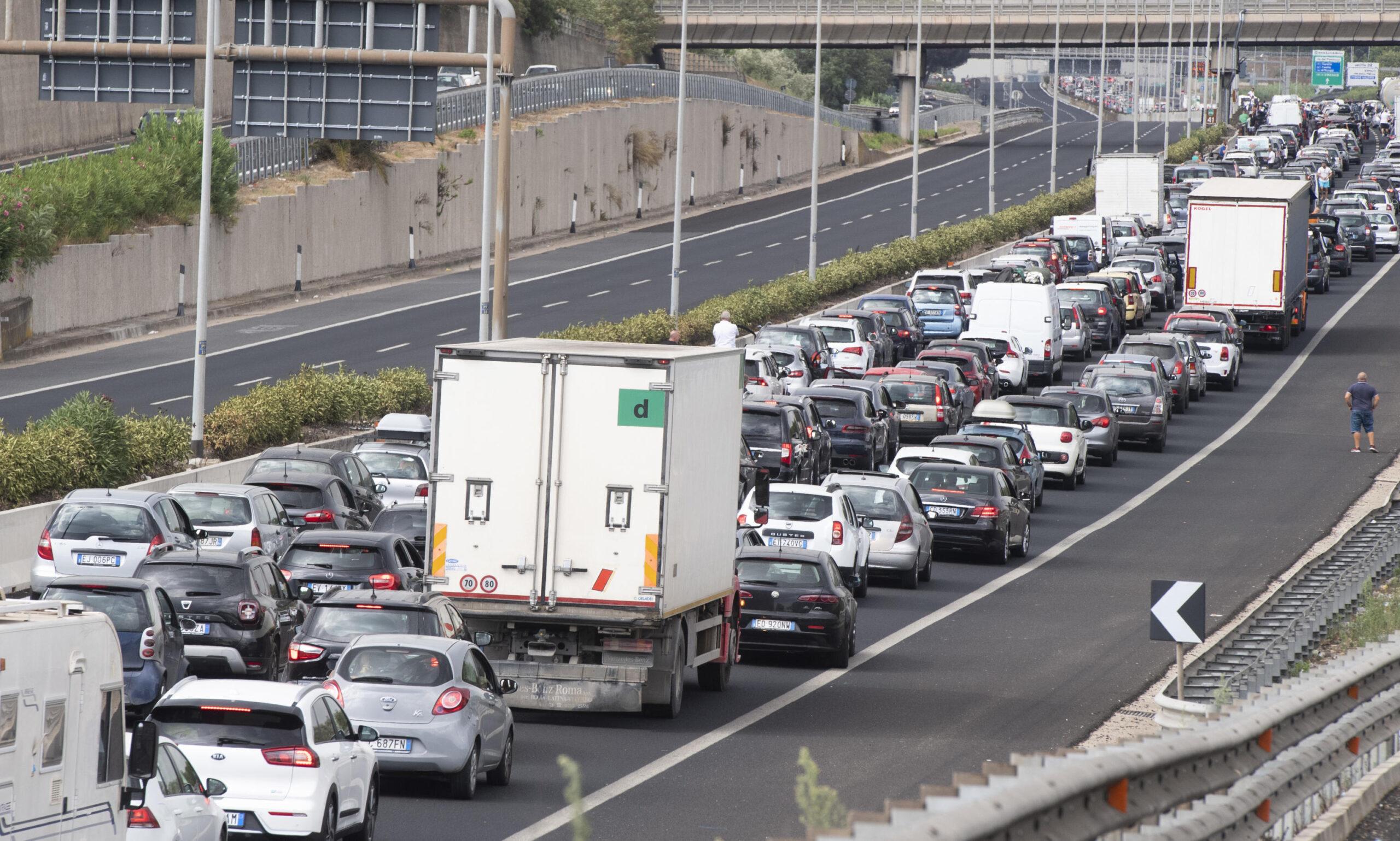 Roma, incidente sul Gra oggi 30 ottobre: auto travolge operai, un morto