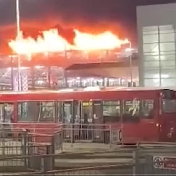 Paura a Londra, maxi incendio in un parcheggio dell’aeroporto di Luton: sospesi tutti i voli | VIDEO