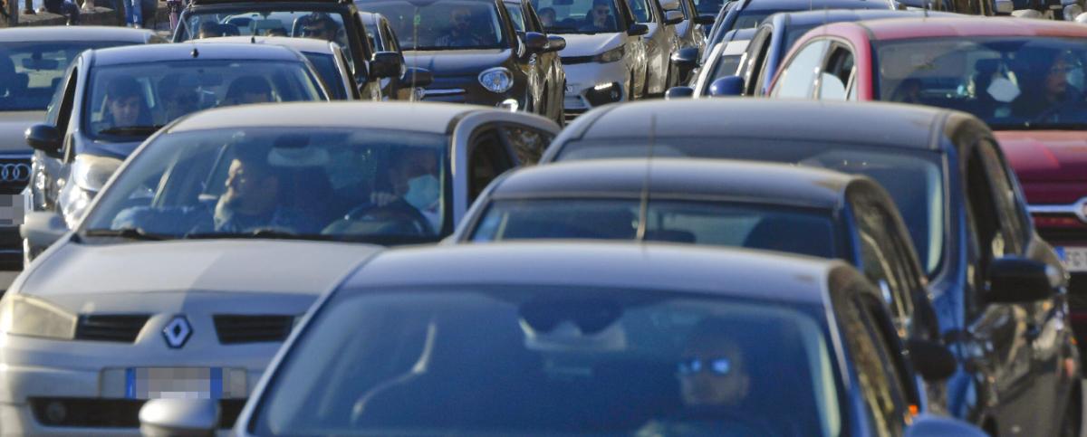 Napoli, rubano guardrail: impazzisce il traffico nell’area nord