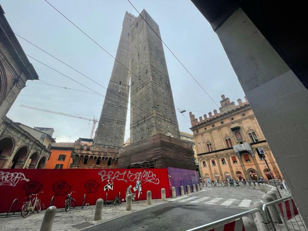 Bologna, la Torre Garisenda rischia di crollare: non sussistono più le condizioni di sicurezza. I tecnici: “Situazione da codice rosso”