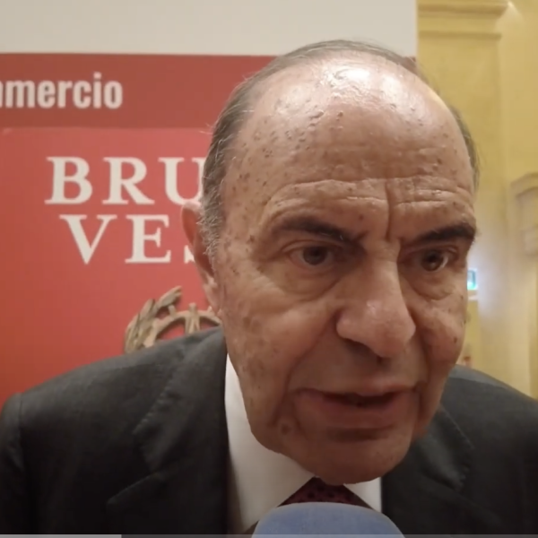 Bruno Vespa presenta il nuovo libro e ricorda Berlusconi : “L’Italia è sempre stata al centro della politica europea” | VIDEO