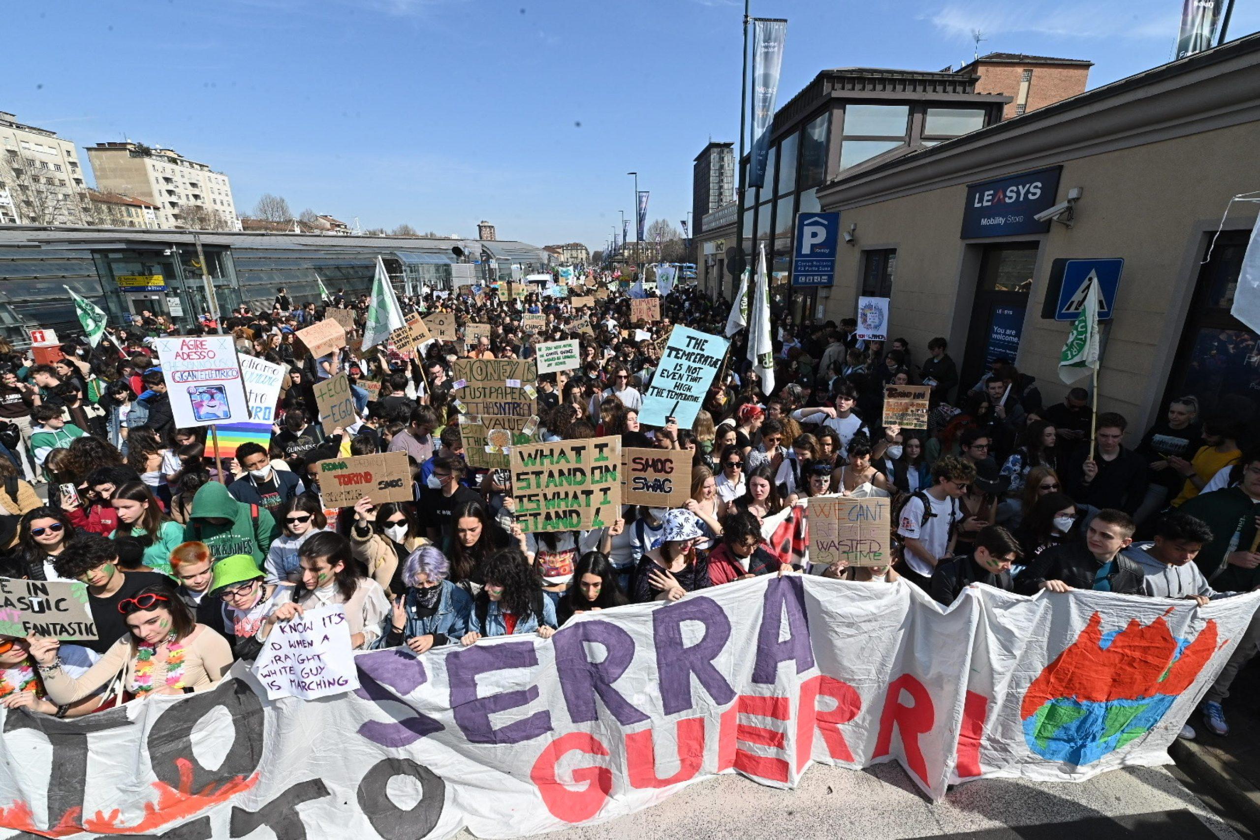 I “Fridays for future” tornano in piazza, messaggio alla politica: “Crisi climatica è ancora assente dal dibattito”