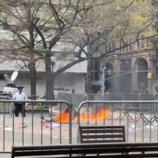 Usa, Trump-Daniels: si cosparge di liquido infiammabile e si dà fuoco davanti al Tribunale di Manhattan. Morto l’uomo avvolto dalle fiamme | VIDEO