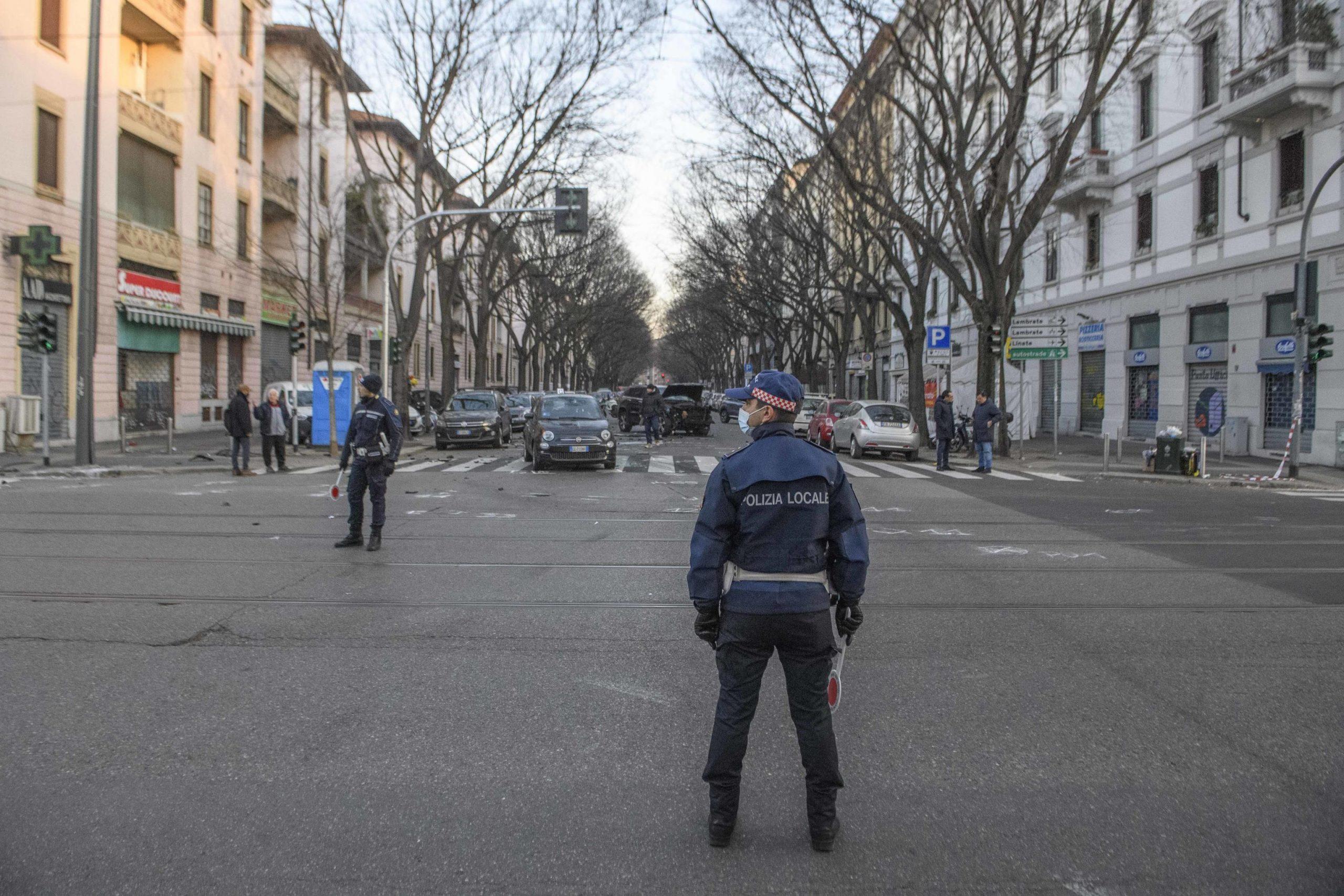 Milano, scontro frontale tra un’auto e un bus: muore un uomo di 48 anni. Illeso l’autista del mezzo Atm