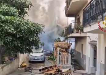 Paura a Reggio Calabria, oggi 30 giugno 2024, per il maxi incendio in un capannone: evacuate oltre 40 famiglie | VIDEO