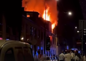 Dramma nella notte a Milano: scoppiato un incendio in una palazzina di Chinatown. Ustionato un padre a gambe e braccia | VIDEO