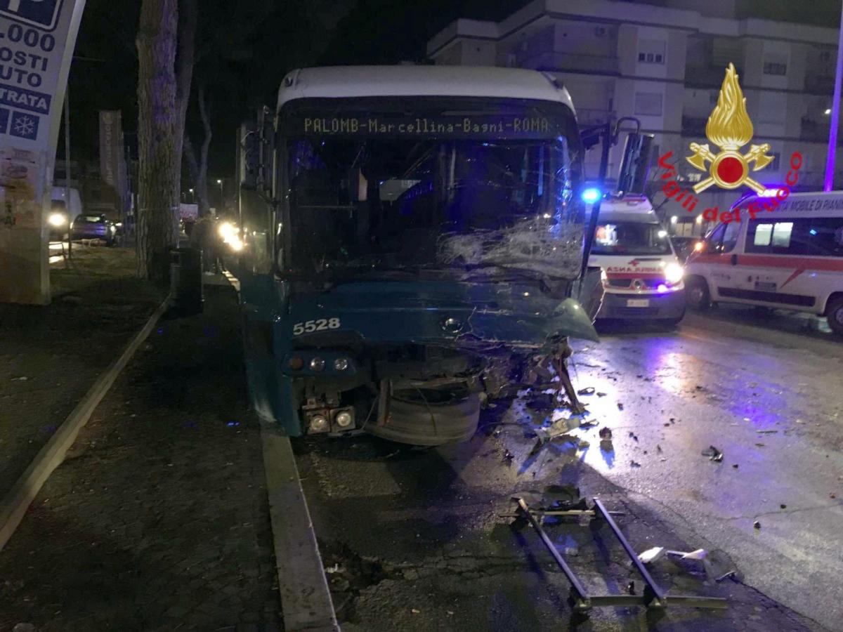 Incidente ad Ostia, ragazzo di 21 anni investito da un autobus ment…