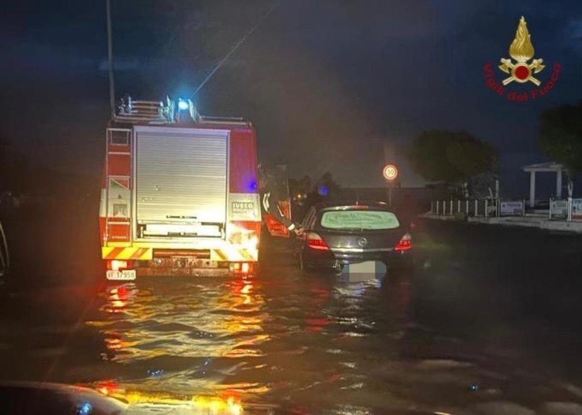 Maltempo, crolla ponte nel cosentino a causa del fiume in piena | V…