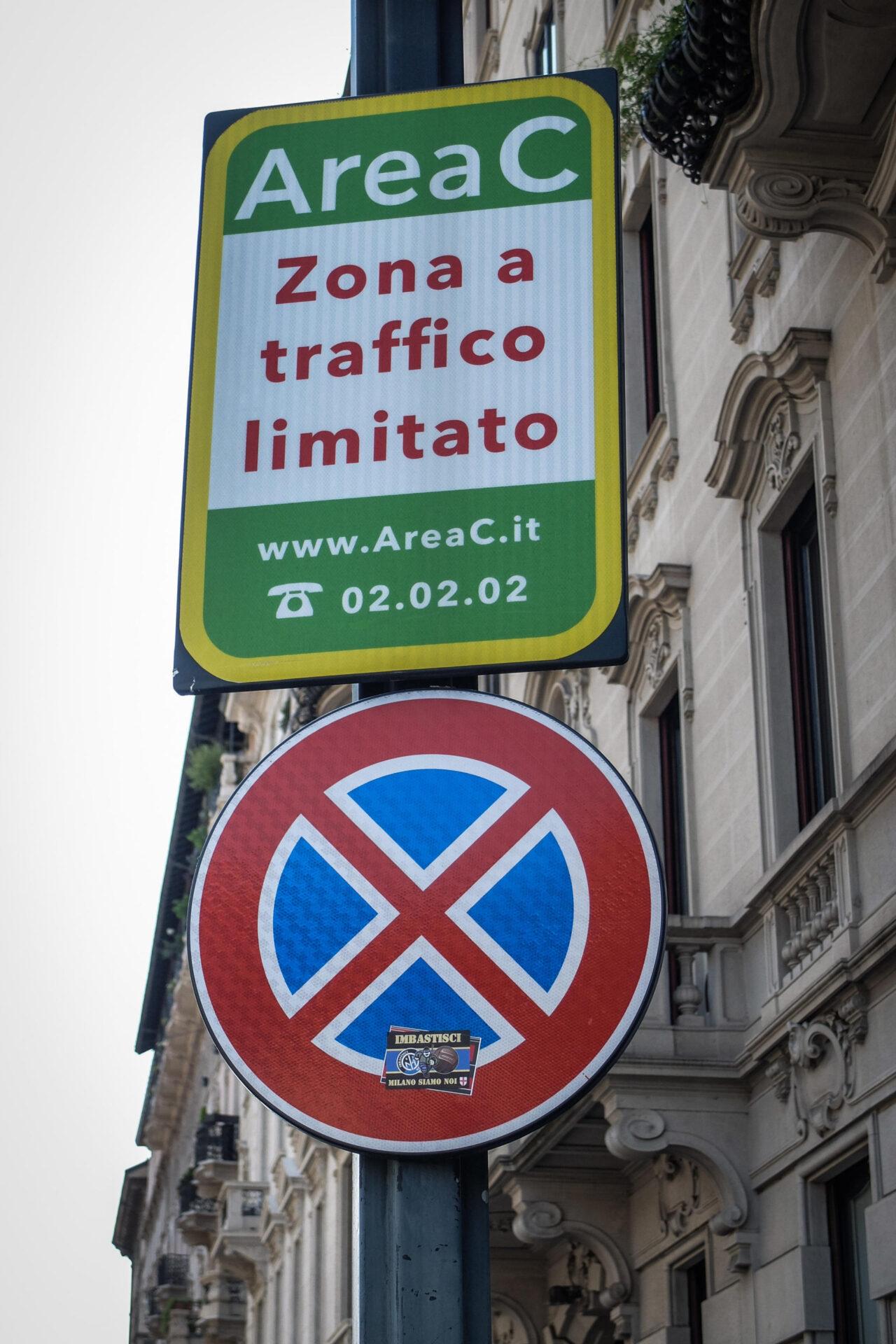 Agosto e ottobre 2023 saranno mesi di cambiamento per l'Area C di Milano. In quest'articolo vediamo le novità.