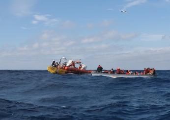 Lampedusa, 46 migranti soccorsi dalla Guardia Costiera: recuperato il cadavere di un uomo